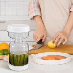 Pickle glas med siindsats og vendbart design til adskillelse af indhold og lage ved servering - Image 2