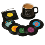 Bordskåner sæt sort med retro vinyldesign og holder til beskyttelse mod varme og slid på spisebordet