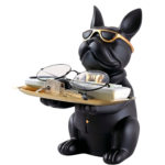 Fransk bulldog figur i sorte, lyserøde og grønne nuancer med bakke til nøgler og småting