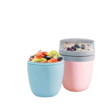 Frokostkop til havregrød i pink, blå, hvid, grøn og sort med dobbelt låg og separat topbeholder