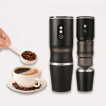Bærbar kaffekværn med elektrisk betjening og integreret kop til espresso og filterkaffe på farten
