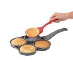 Pande til pandekager og æg med opdelt non-stick stegeflade, trælook håndtag og rum til ensartede portioner