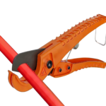 Justerbar rørtang med skraldefunktion til præcis skæring af PVC og plastrør op til 32 mm