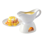 Sovseskål i porcelæn til varm servering ved bordet med varmer og elegant hvidt udtryk