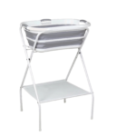 Stativ til babybadekar med sammenklappeligt design og praktisk hylde til badetid i behagelig højde