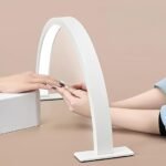 Måneformet bordlampe i hvid og pink med blødt lys og minimalistisk design til skrivebord og hjem - Image 4