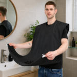 Barberingsforklæde til opsamling af skægstubbe med sugekopper til mindre rod foran spejl - Image 2