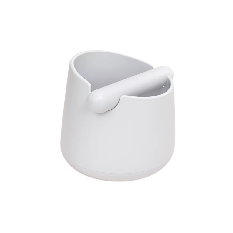 Kaffegrumsbeholder i grøn, hvid, rød, sort, mørkegrøn og gul med bankestang til nem oprydning