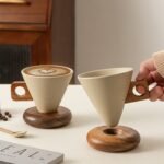Retro keramisk kaffekop med træhåndtag og træfod på 250 ml