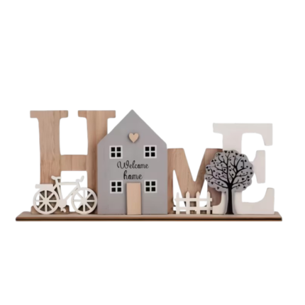 Fritstående HOME trædekoration med hus, cykel, hegn og træmotiv