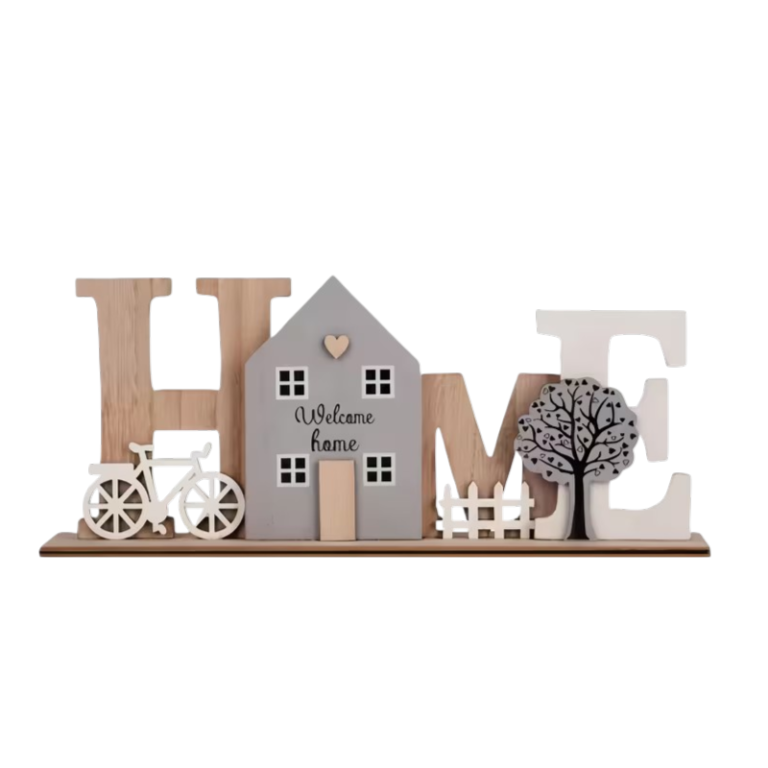 Fritstående HOME trædekoration med hus, cykel, hegn og træmotiv