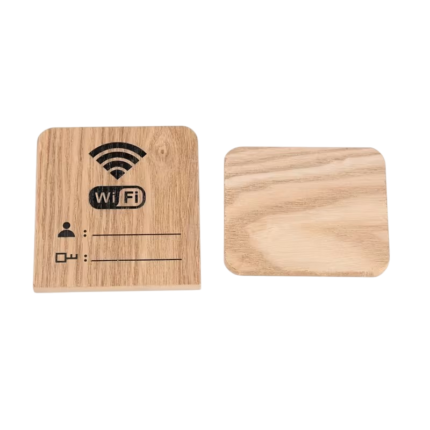 WiFi-skilt i træ med bordholder og felter til netværksnavn og adgangskode