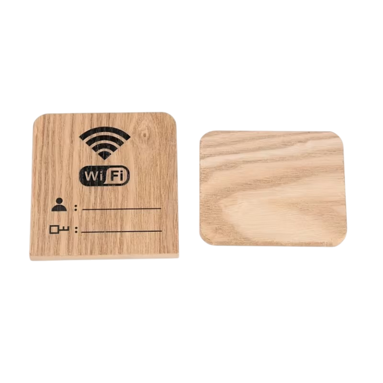 WiFi-skilt i træ med bordholder og felter til netværksnavn og adgangskode