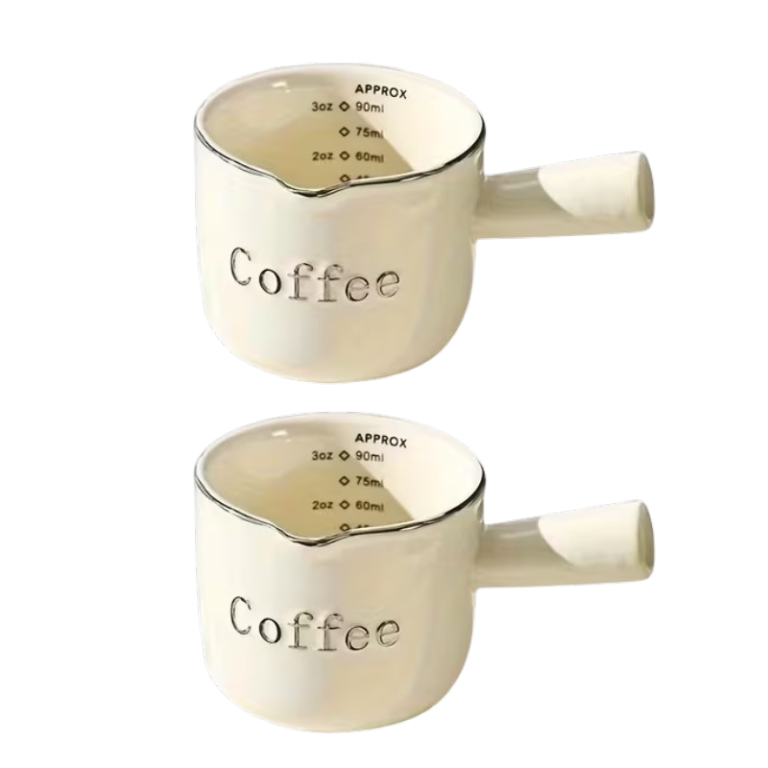 To keramiske målebægre med håndtag, hældetud og indvendig skala til espresso, mælk, honning og sauce