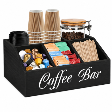 Kaffeorganisator i træ med flere rum til kaffekapsler, tebreve, rørepinde, kopper og andet kaffetilbehør