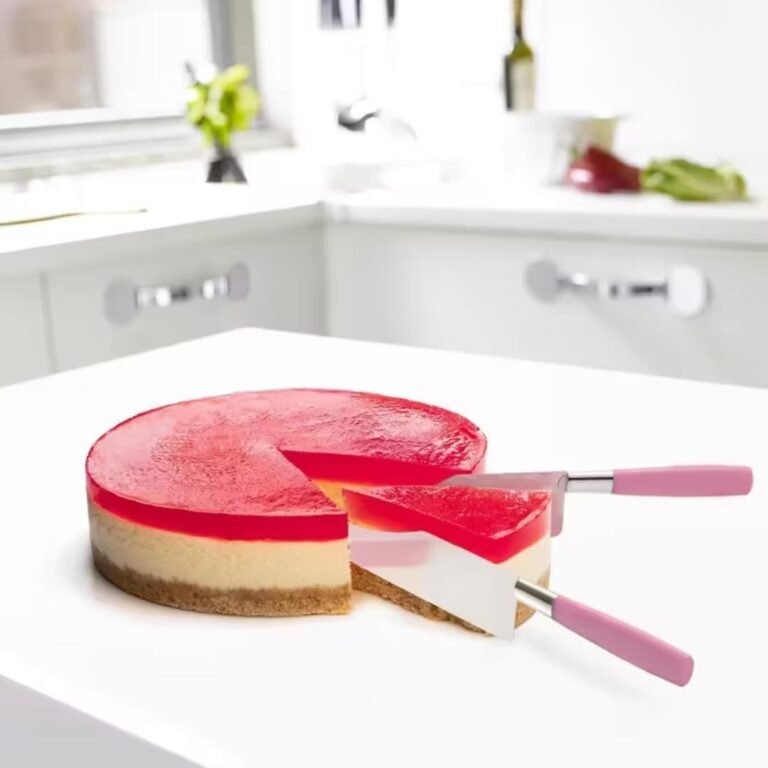 Cake Cutter in use