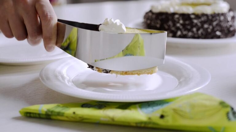 Cake Spade in use