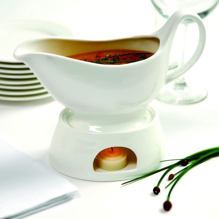 Gravy Bowl in Porcelain in use