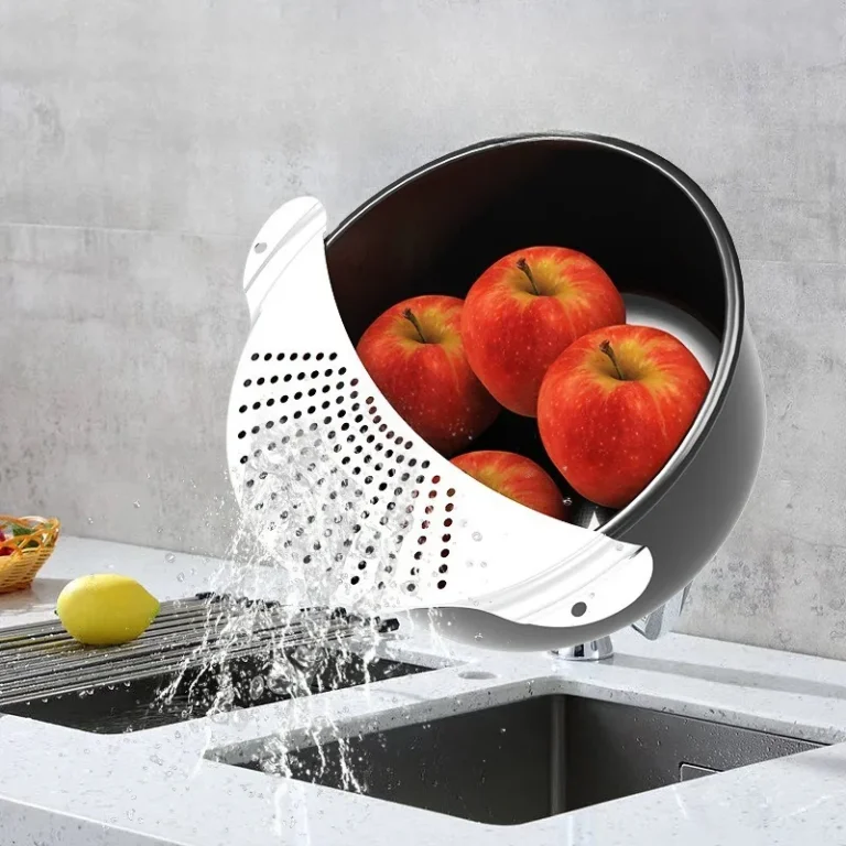 Strainer in Stainless Steel in use at home