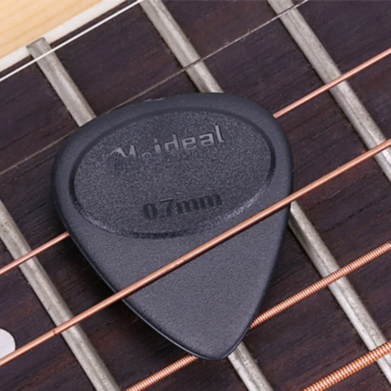 Non-Slip Guitar Picks Black 20 Pcs 0.7 Mm in use