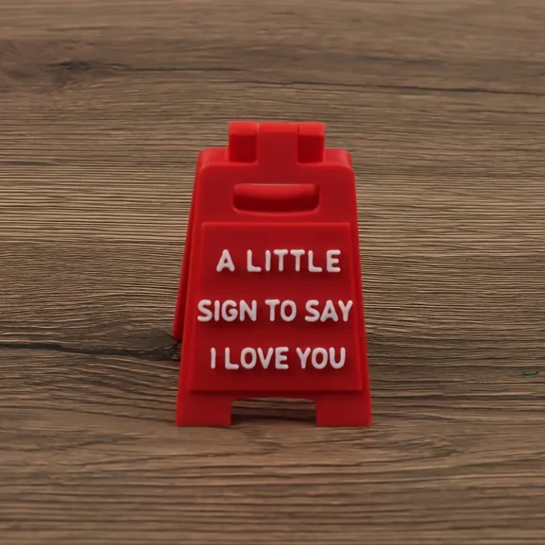 Red mini sign saying 'A little sign to say I love you' on a wooden table